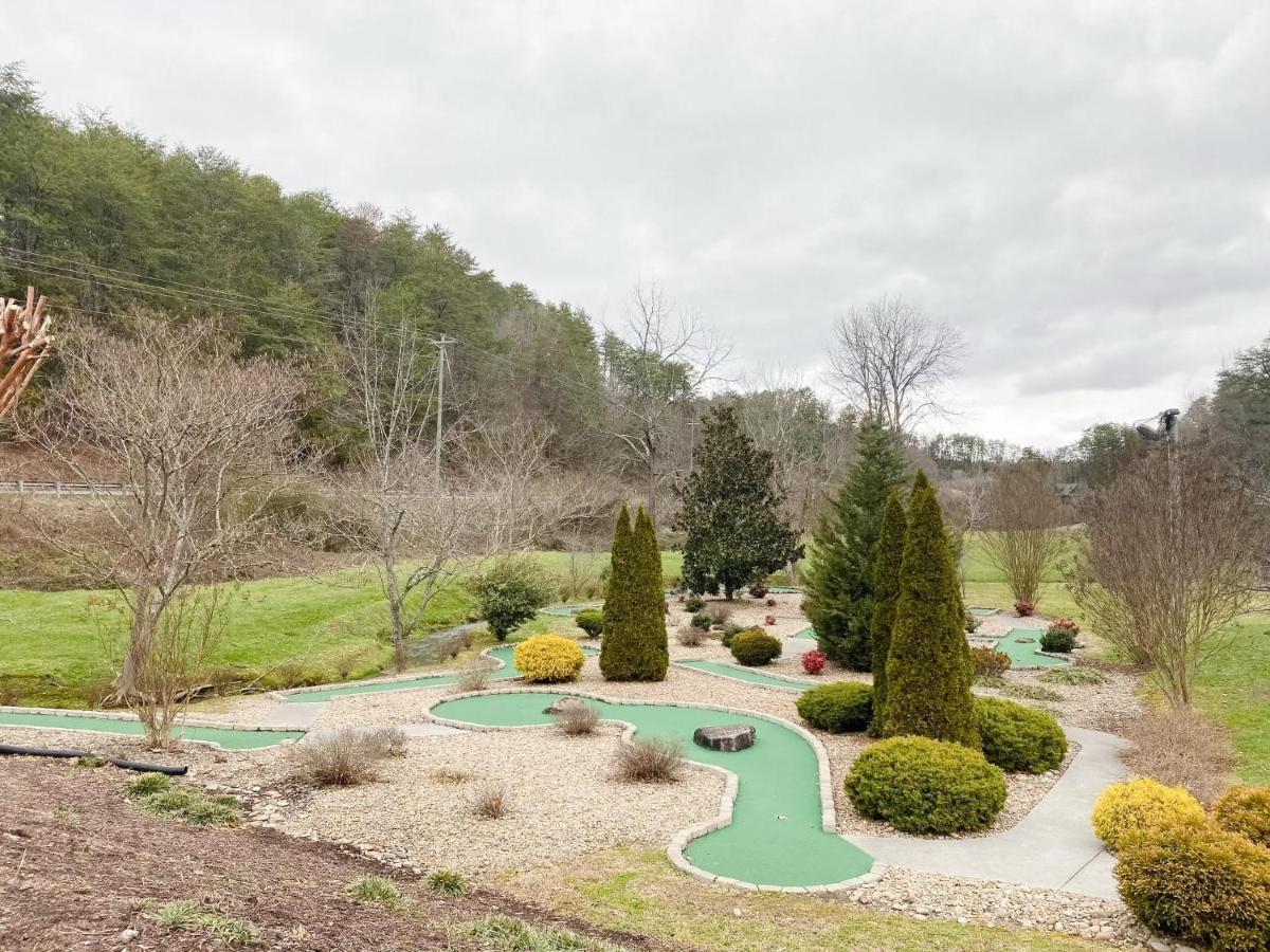 Timber Wheat Retreat - Hot Tub, Community Pool, Game And Theater Room Sevierville Exterior photo