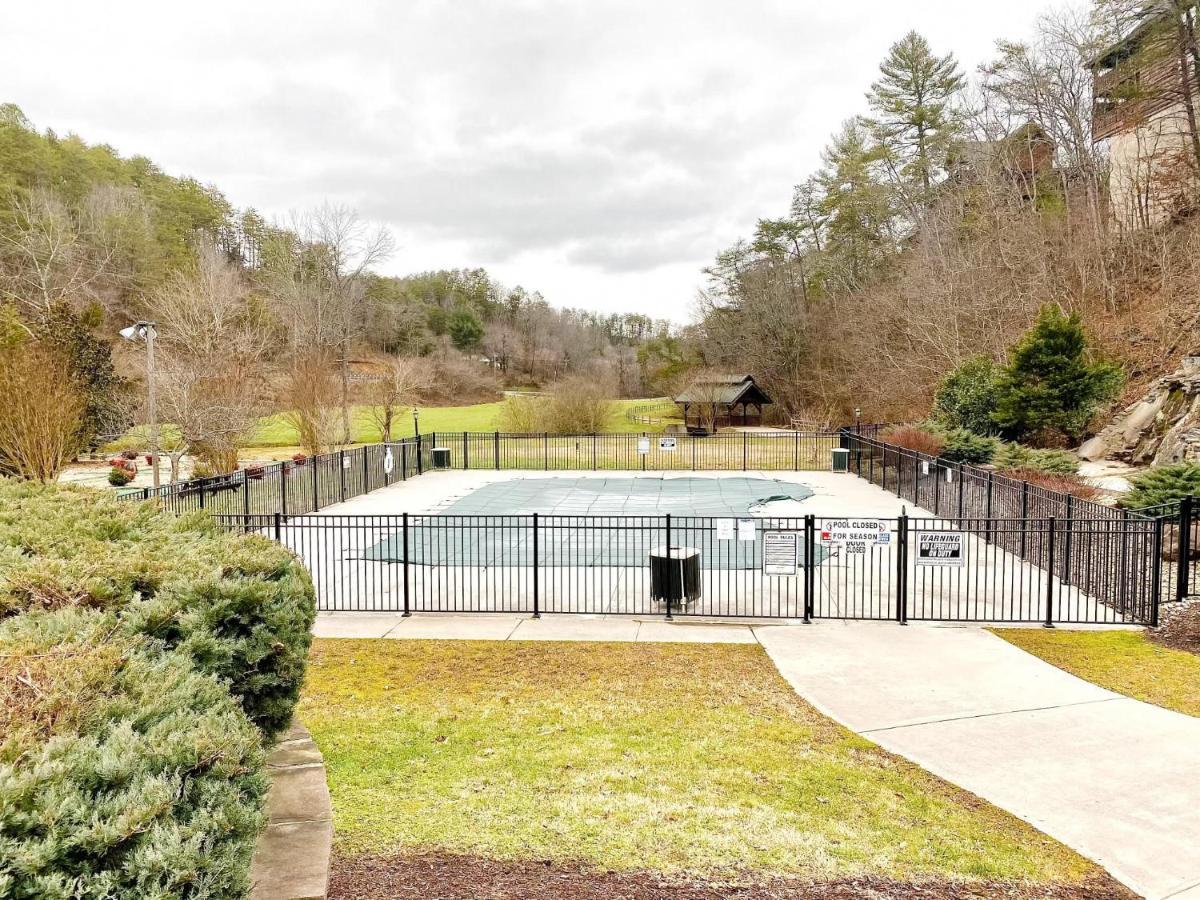 Timber Wheat Retreat - Hot Tub, Community Pool, Game And Theater Room Sevierville Exterior photo